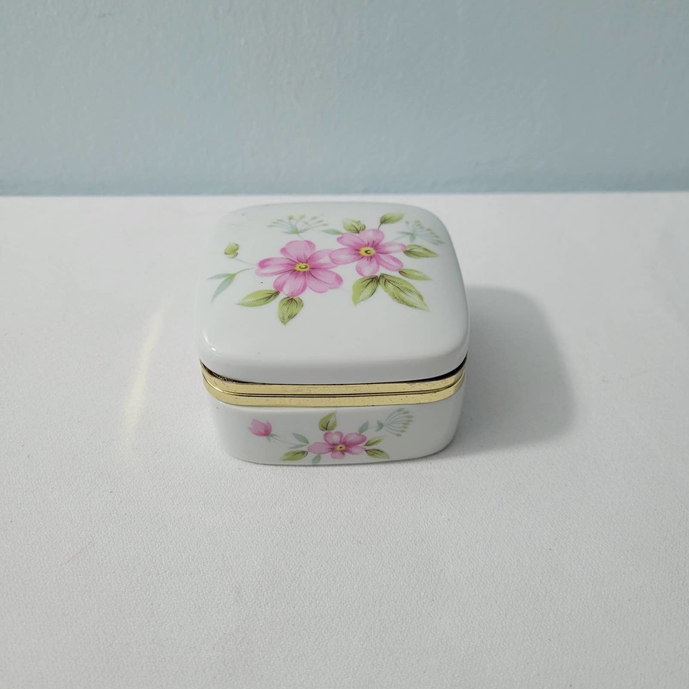 Small Made in Japan Ceramic Jewelry Box Size 3.25L x 3.25W x 1.750H  51323-4Tclo